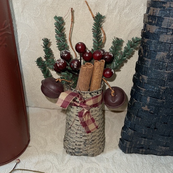 Lot of Country Baskets & Metal Can, rusted metal stars, bells & berries. - Picture 6 of 6